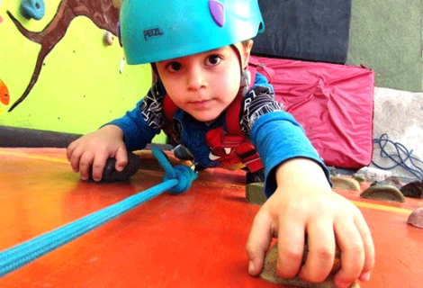 Escalade sur le mur d’escalade avec les enfants du maternelle / Escalando en palestra con los niños del nivel inicial